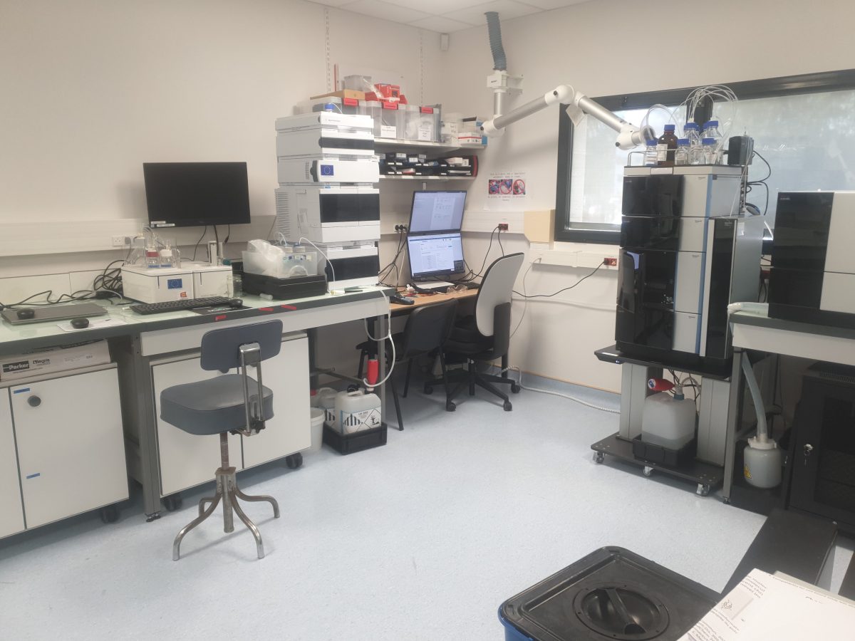 Laboratoire d'analyse chimique doté de deux systèmes HPLC et d'un bureau de pilotage
