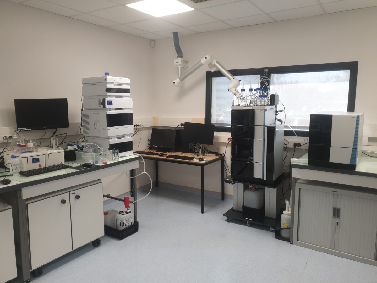 Angle de laboratoire présentant un ITC et un système HPLC sur paillasse, un bureau dans l'angle, et un système HPLC-MS sur paillasse à hauteur variable
